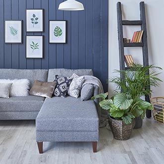 Plattenbau-Wohnzimmer im skandinavischen Stil Inspiration für Couch und Sofa